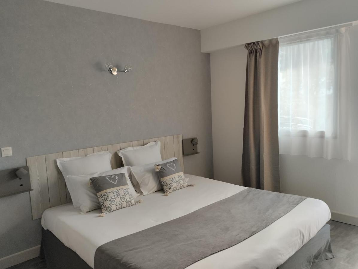 Hotel Le Vanseen Les Vans Bagian luar foto