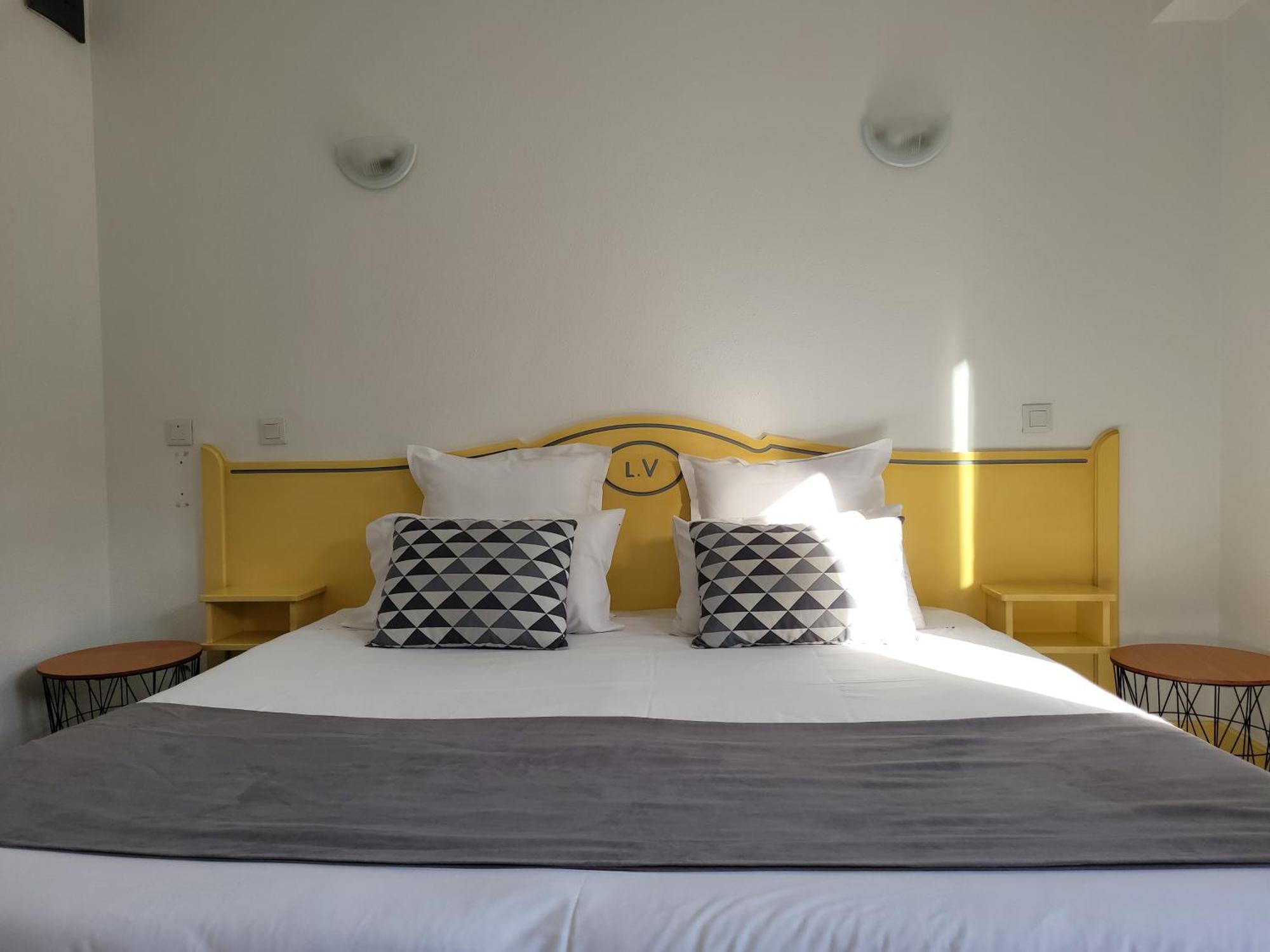 Hotel Le Vanseen Les Vans Bagian luar foto