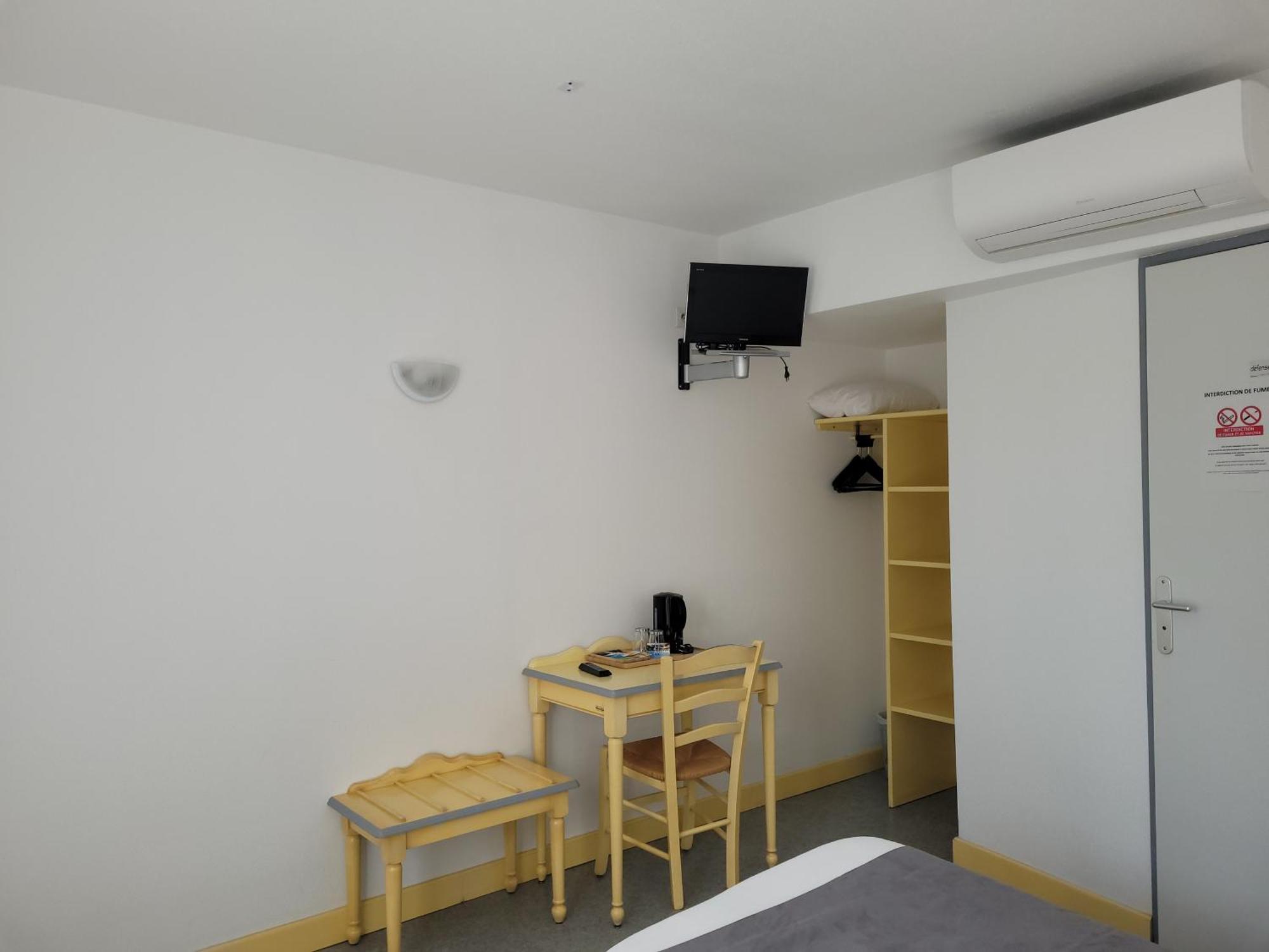 Hotel Le Vanseen Les Vans Bagian luar foto