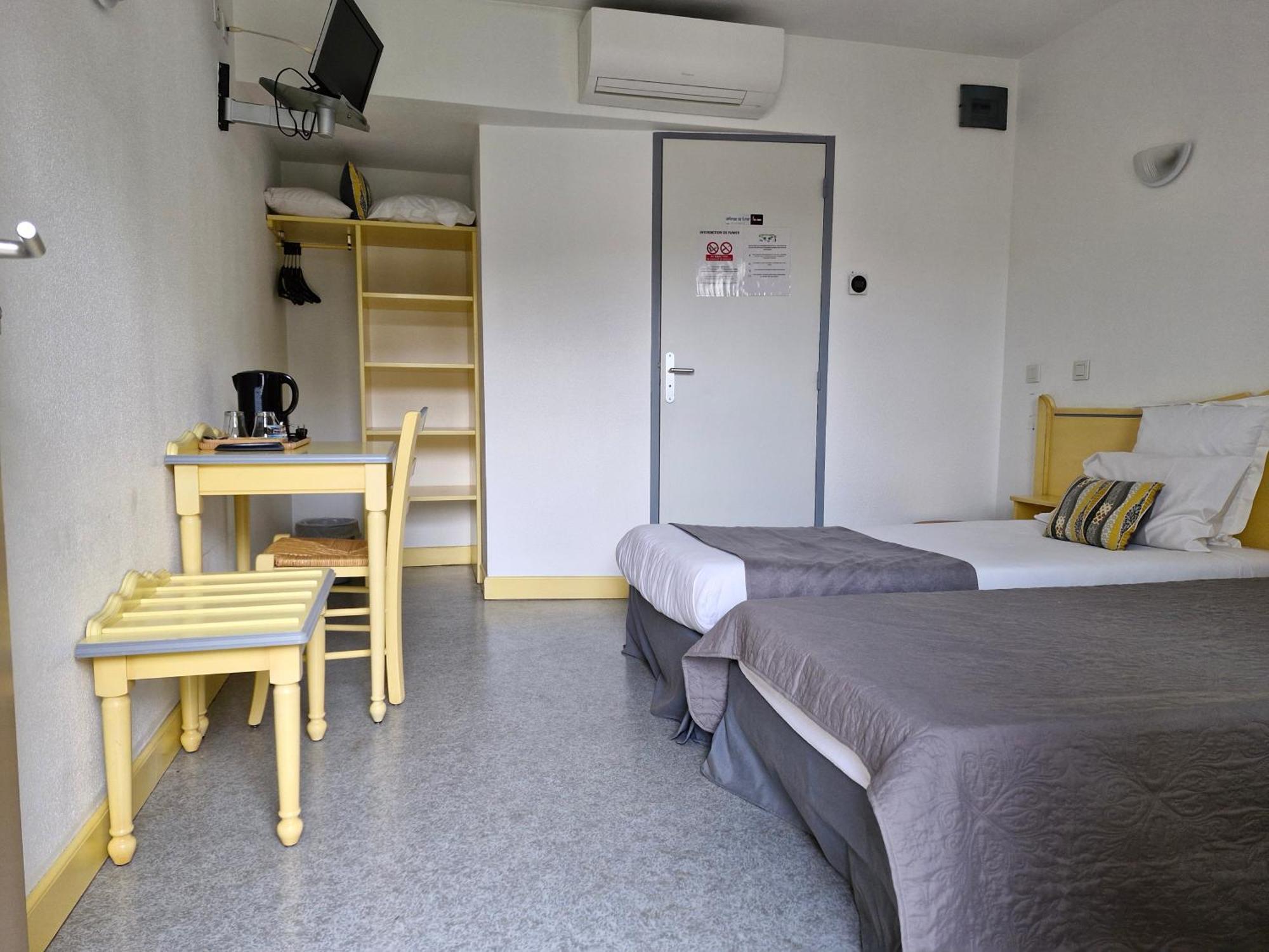 Hotel Le Vanseen Les Vans Bagian luar foto