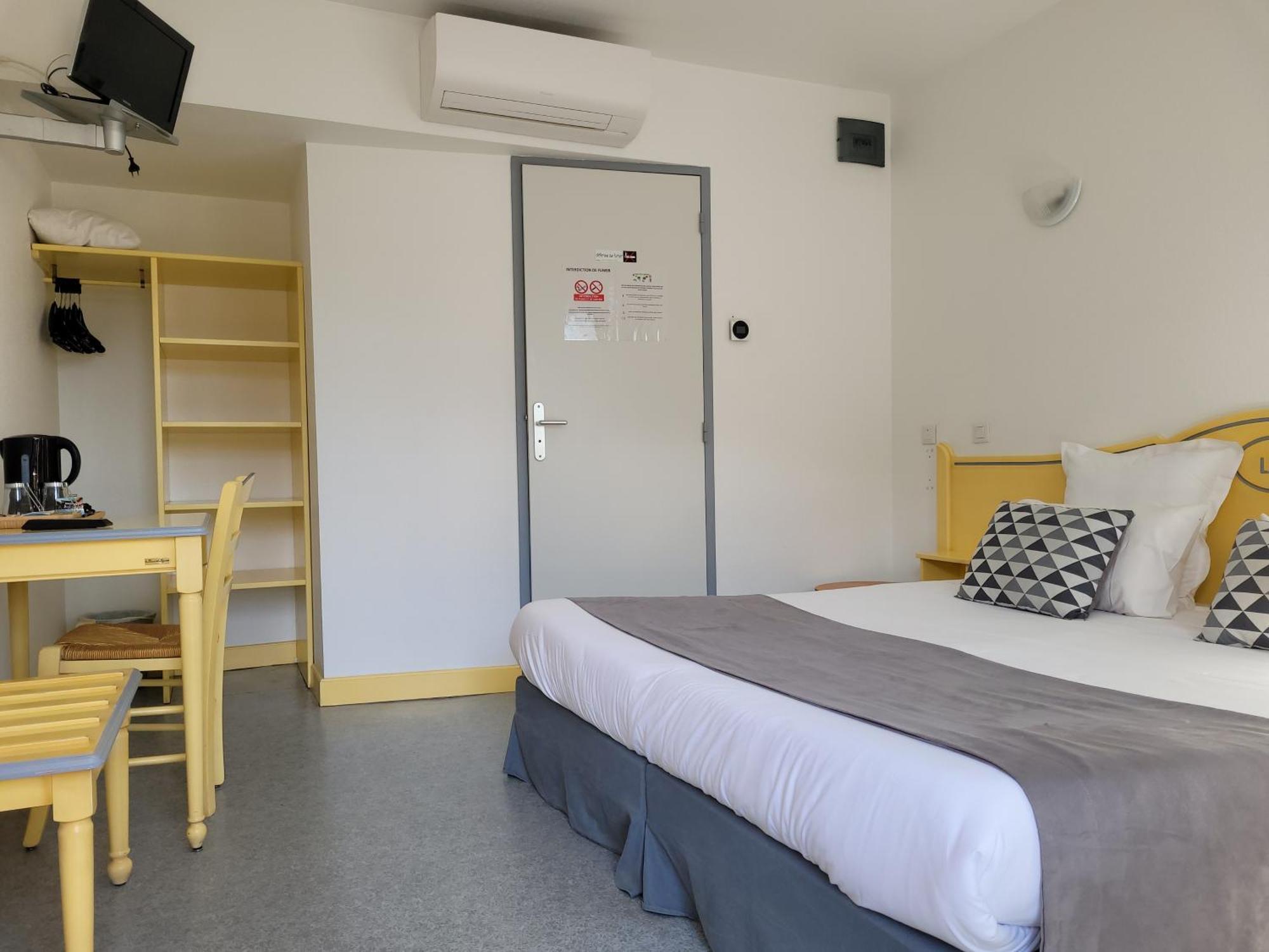Hotel Le Vanseen Les Vans Bagian luar foto