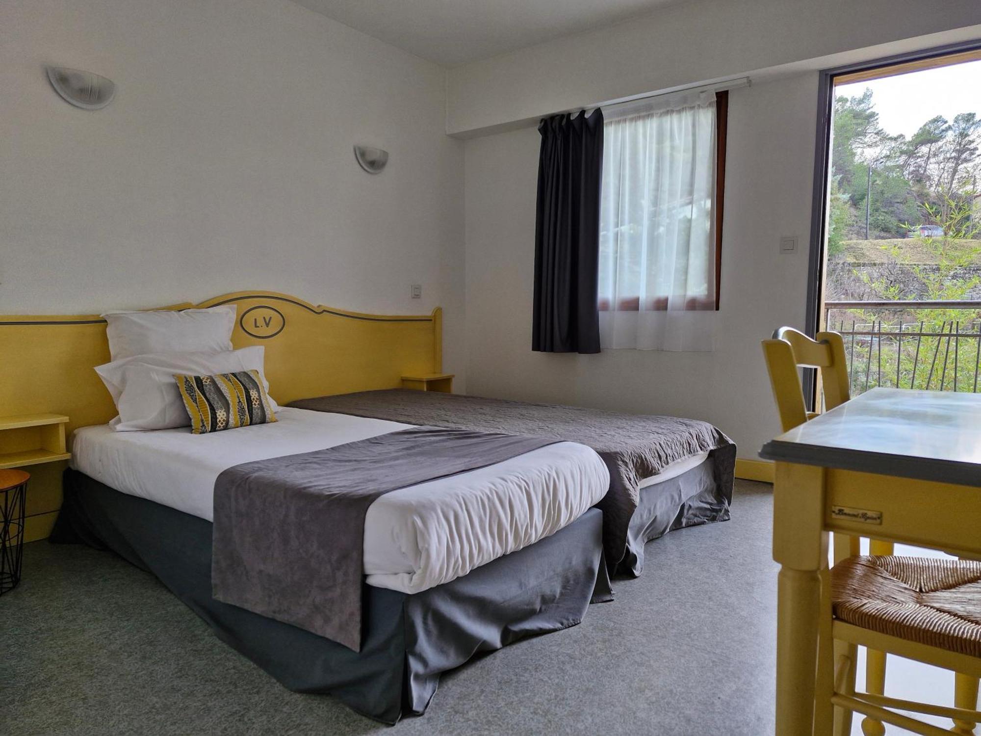 Hotel Le Vanseen Les Vans Bagian luar foto
