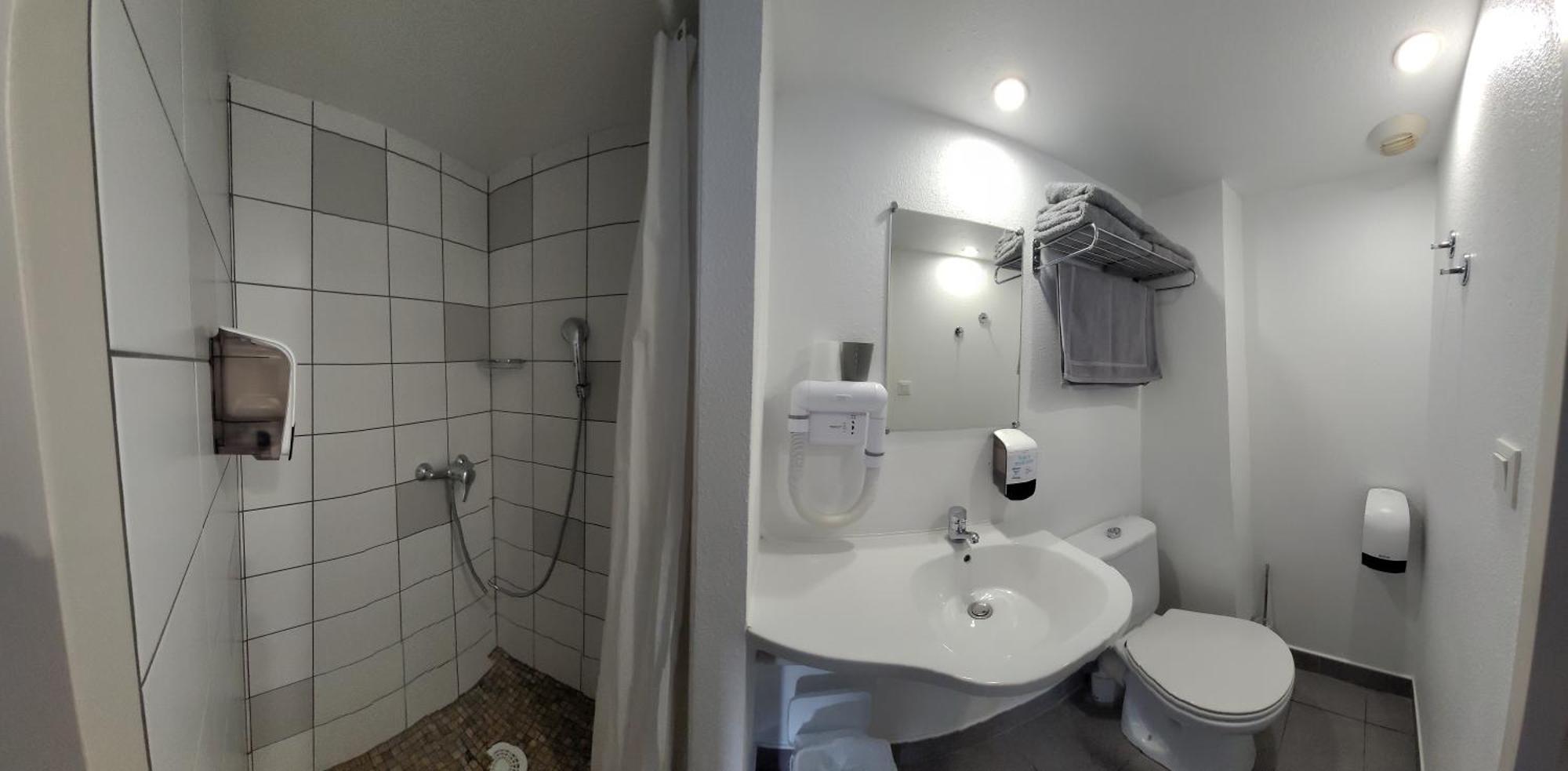 Hotel Le Vanseen Les Vans Bagian luar foto