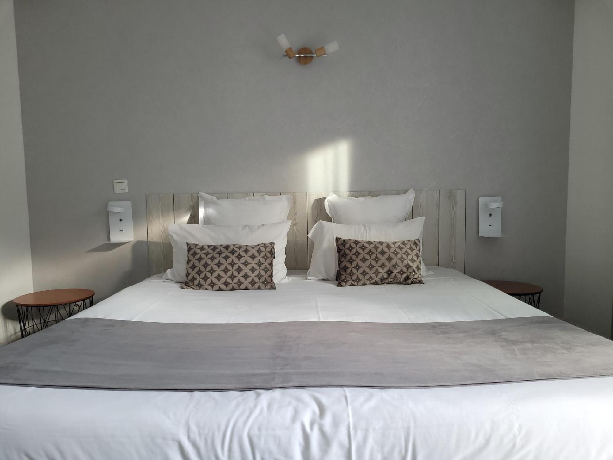 Hotel Le Vanseen Les Vans Bagian luar foto