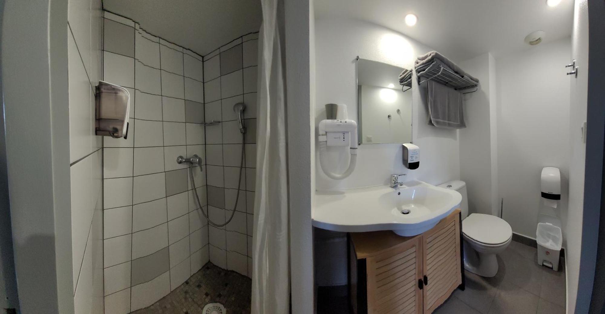 Hotel Le Vanseen Les Vans Bagian luar foto