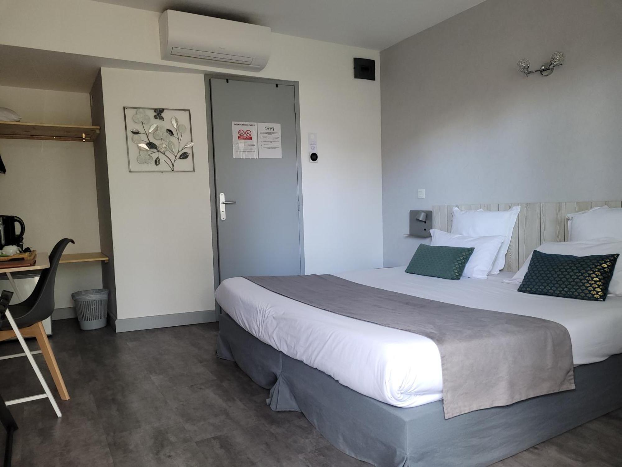 Hotel Le Vanseen Les Vans Bagian luar foto