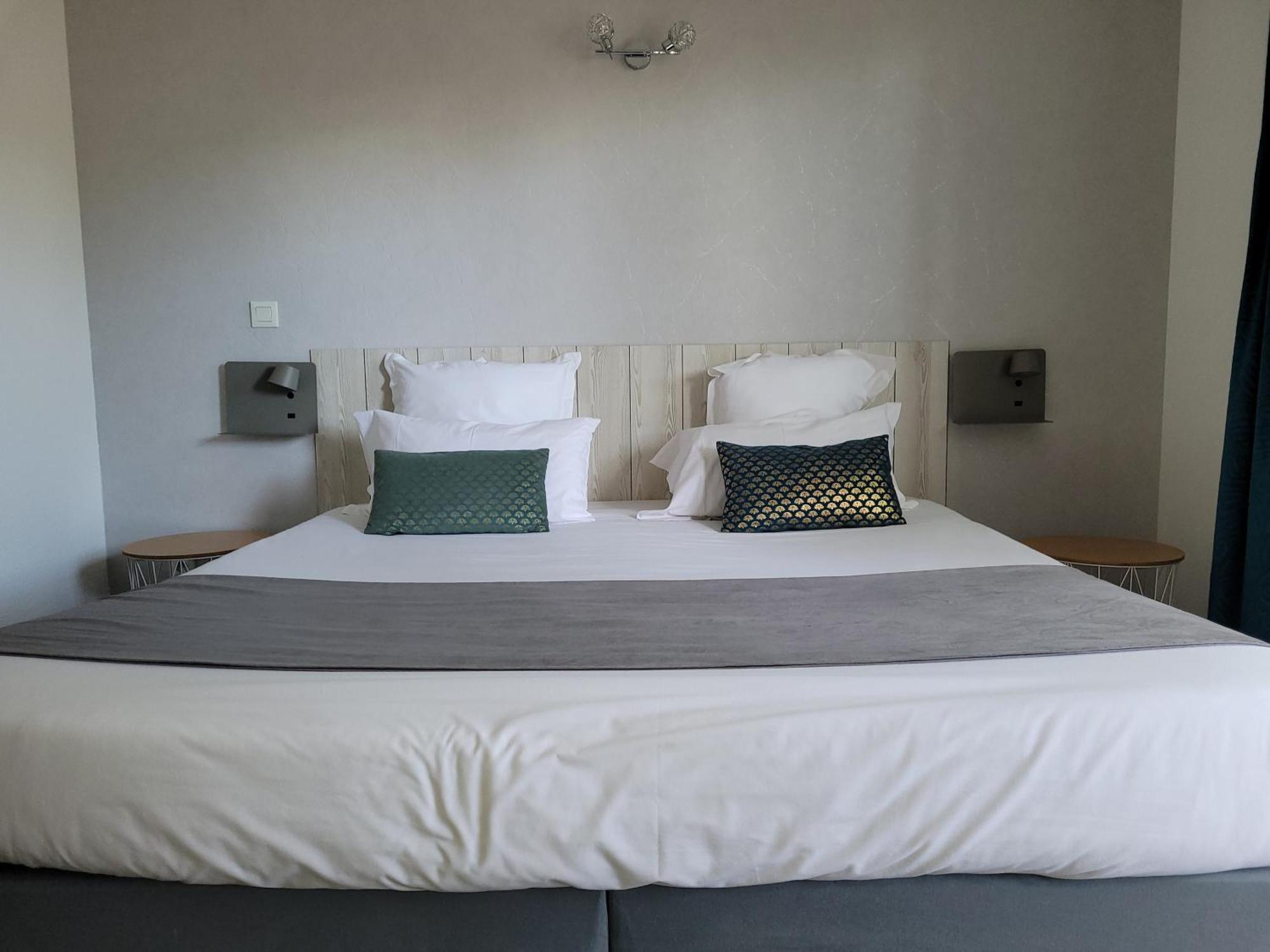 Hotel Le Vanseen Les Vans Bagian luar foto