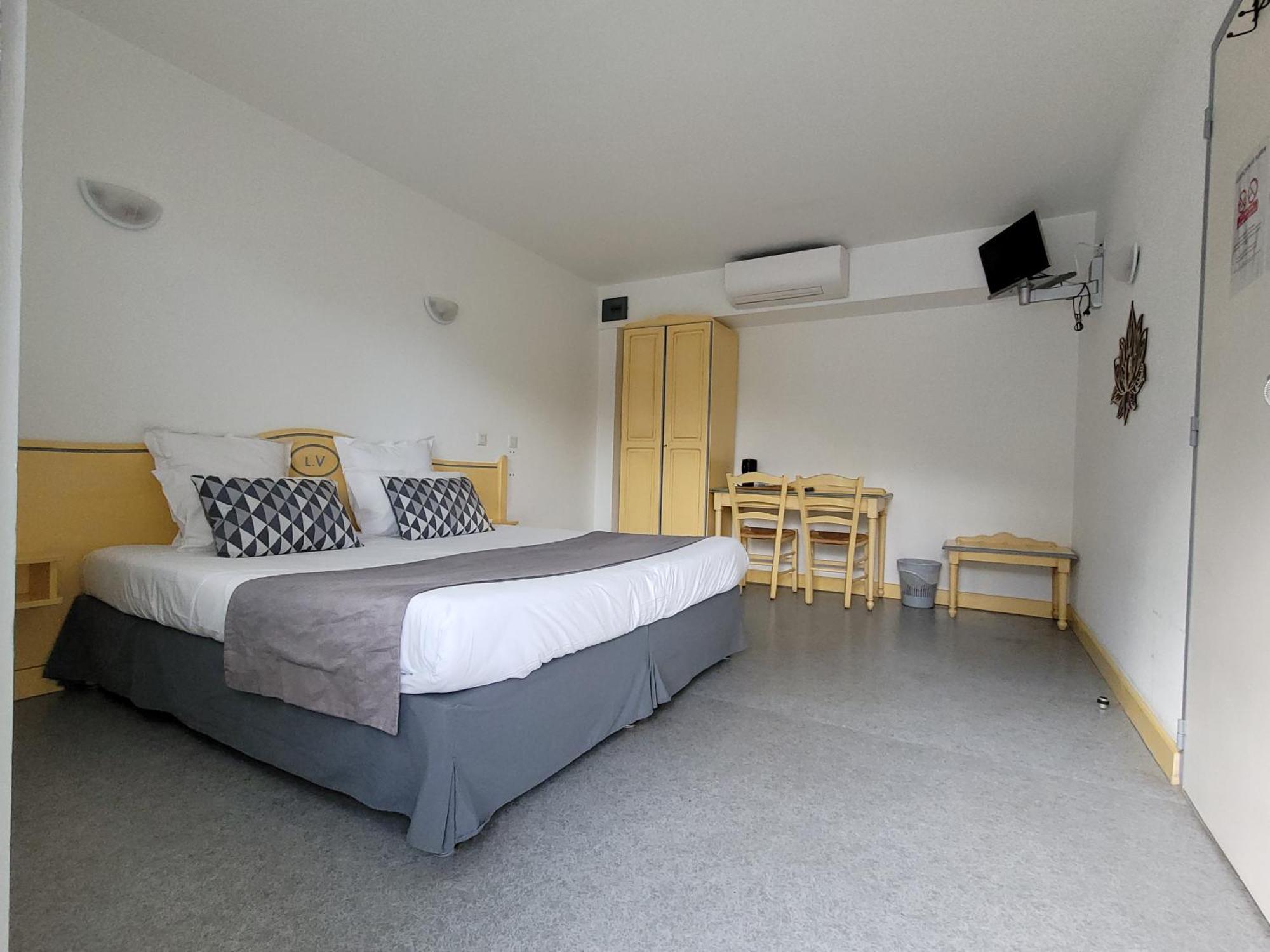 Hotel Le Vanseen Les Vans Bagian luar foto