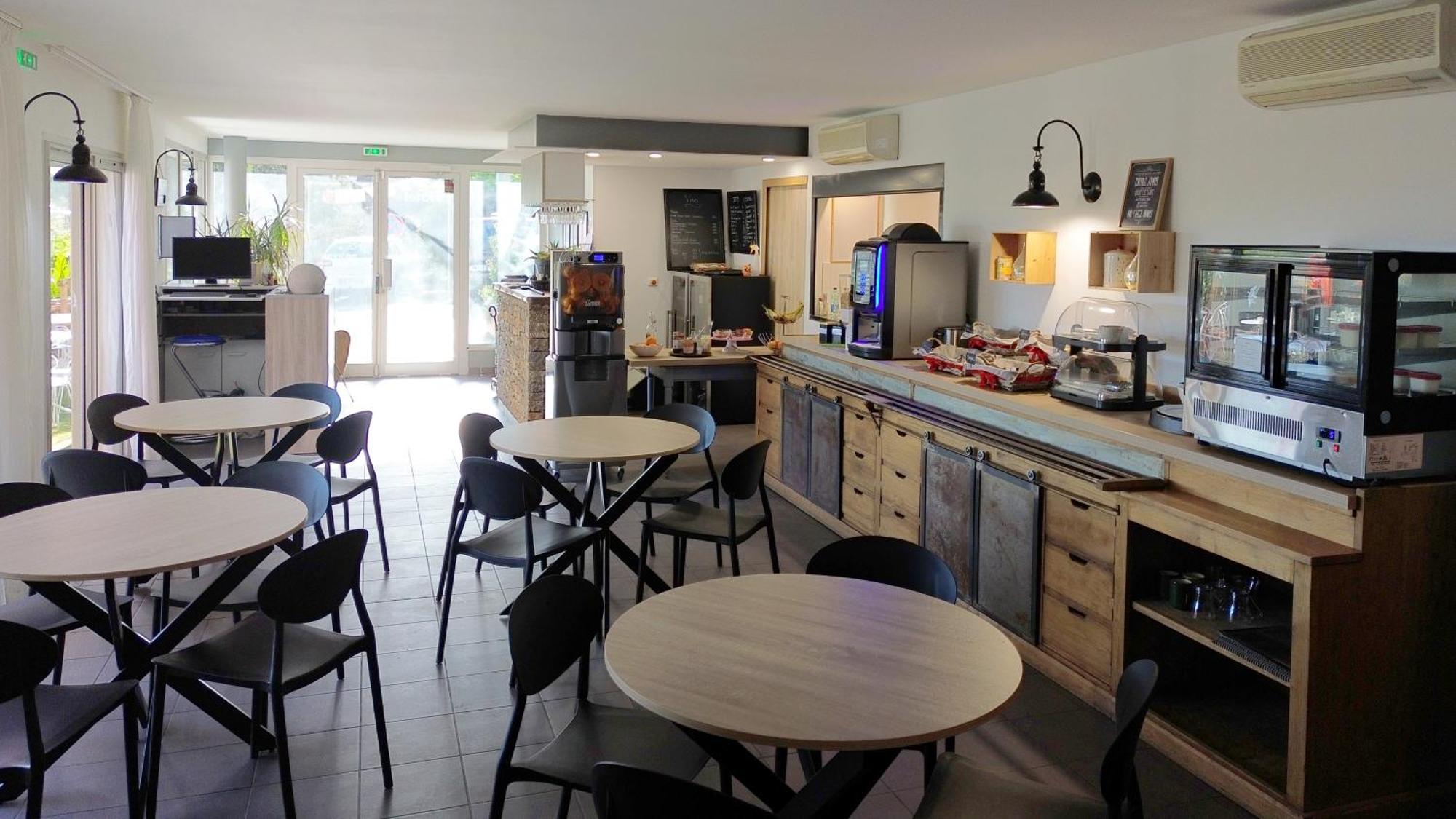 Hotel Le Vanseen Les Vans Bagian luar foto