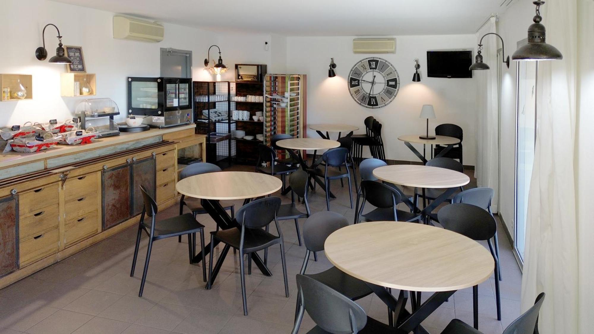 Hotel Le Vanseen Les Vans Bagian luar foto