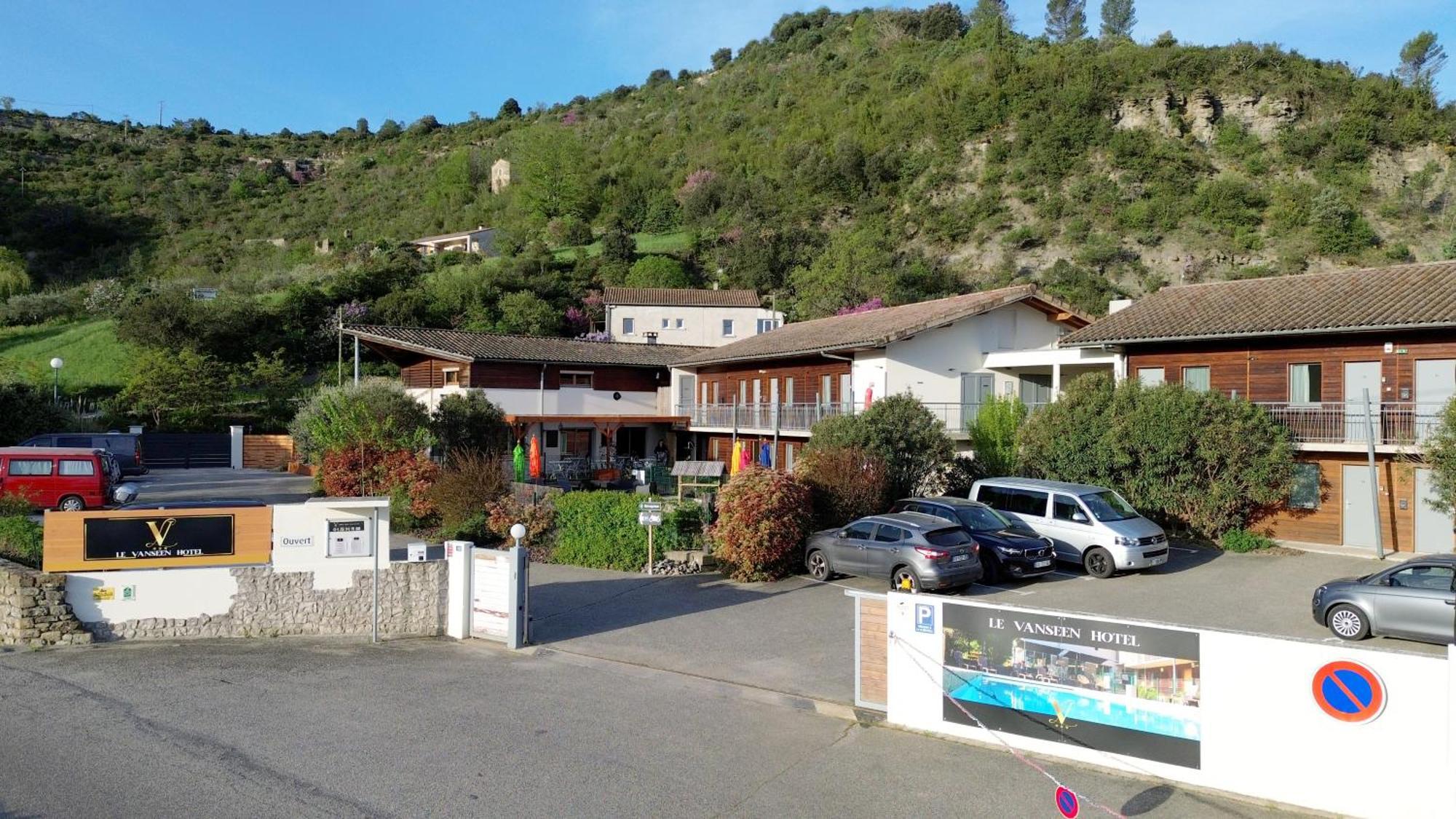 Hotel Le Vanseen Les Vans Bagian luar foto