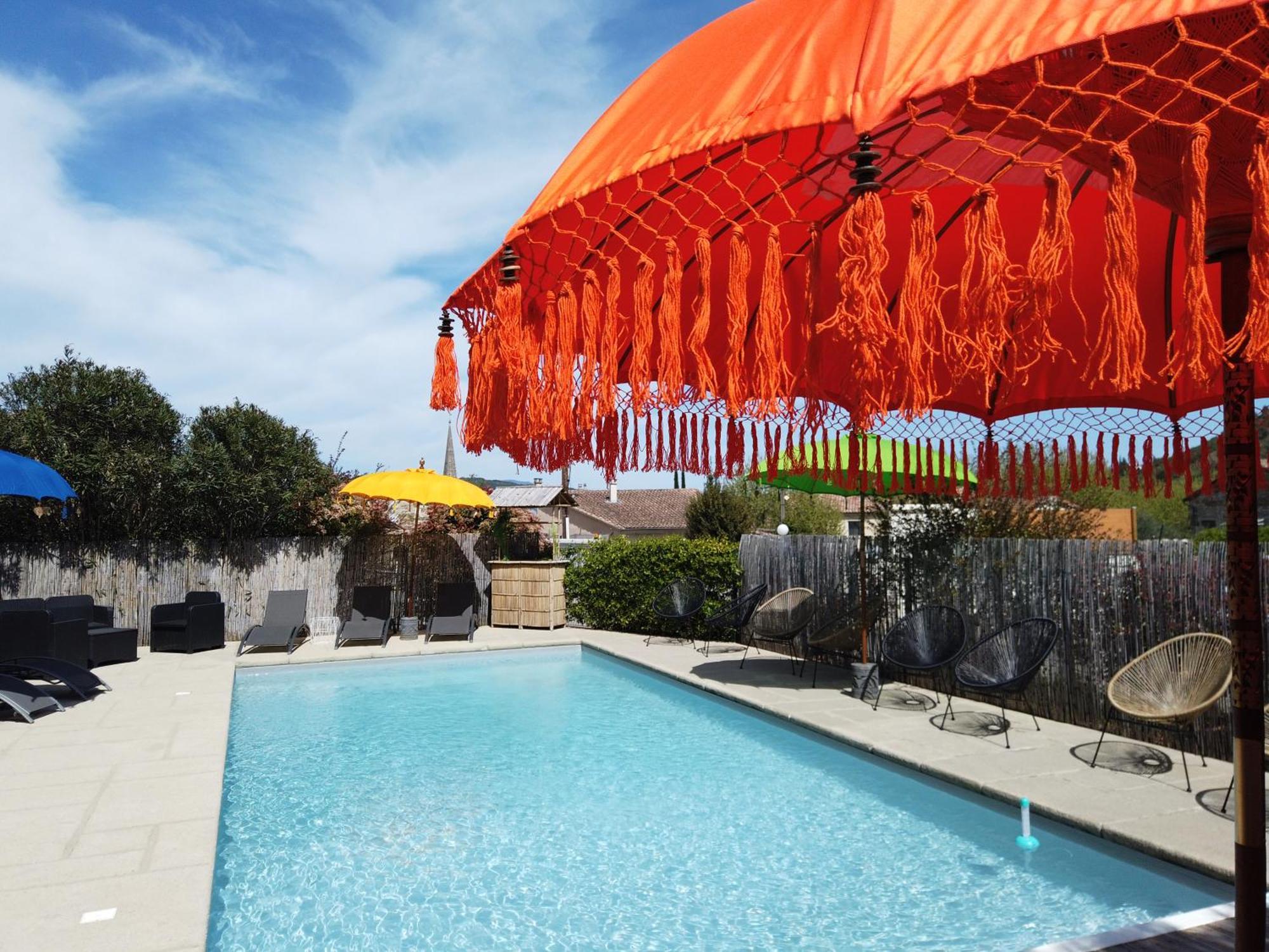 Hotel Le Vanseen Les Vans Bagian luar foto