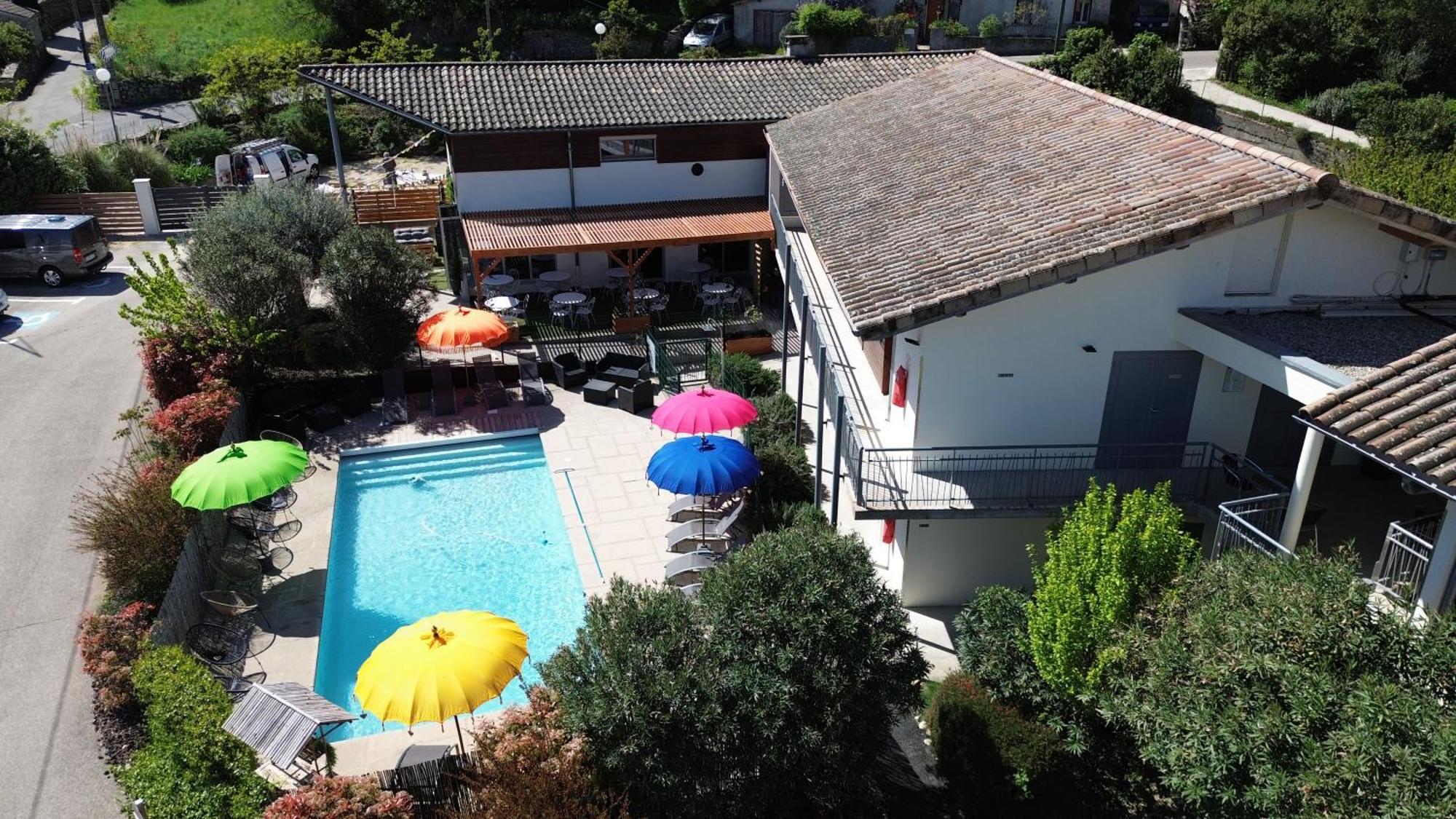 Hotel Le Vanseen Les Vans Bagian luar foto
