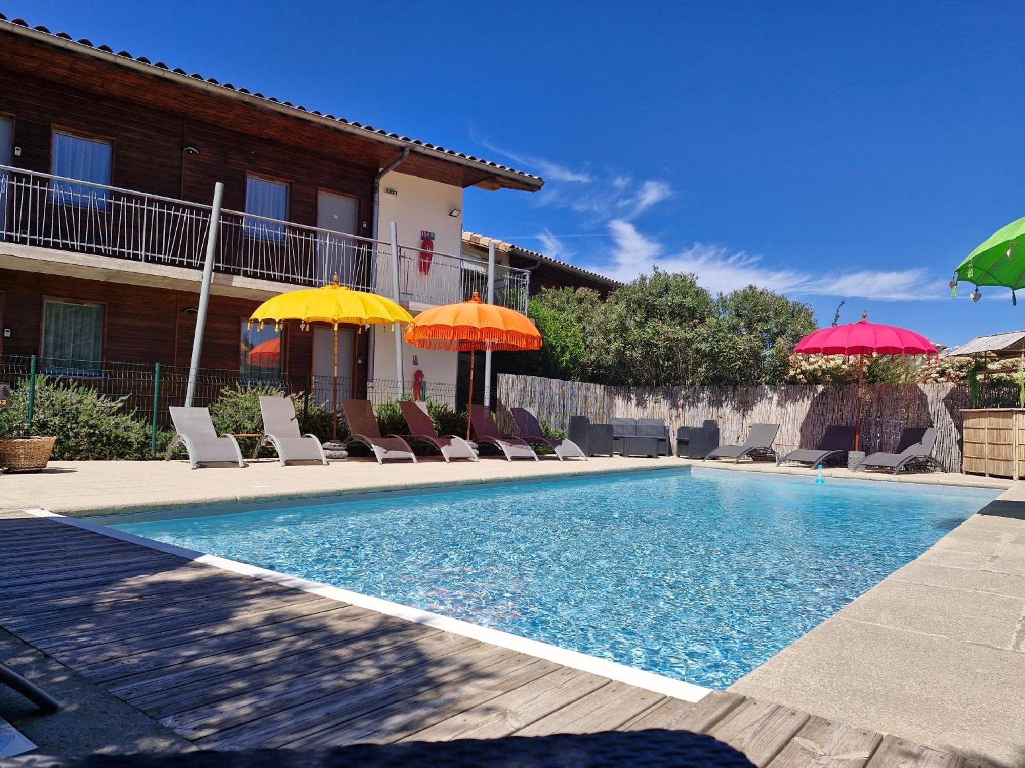 Hotel Le Vanseen Les Vans Bagian luar foto