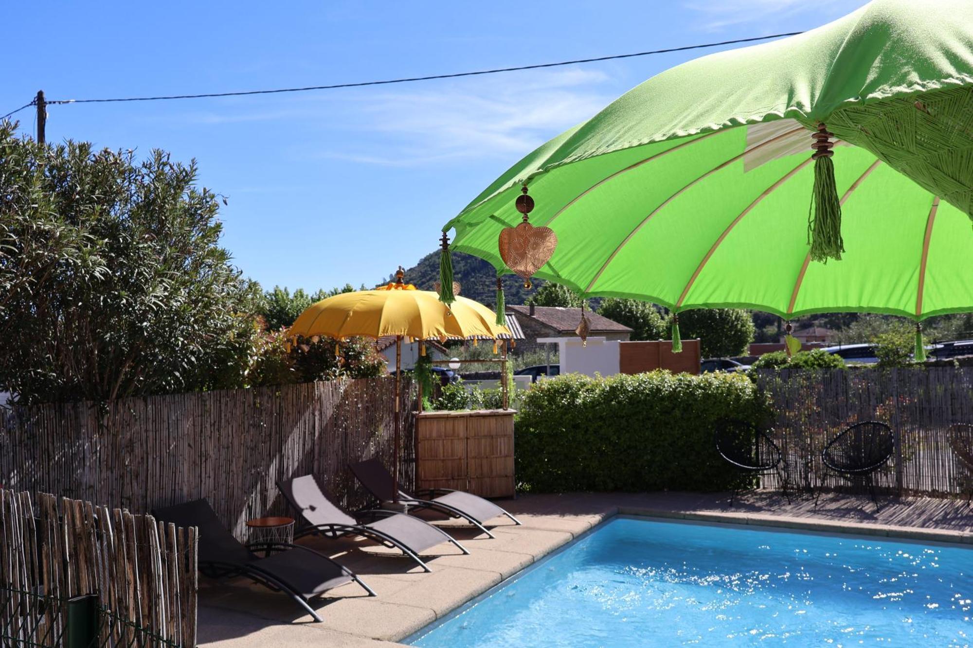 Hotel Le Vanseen Les Vans Bagian luar foto