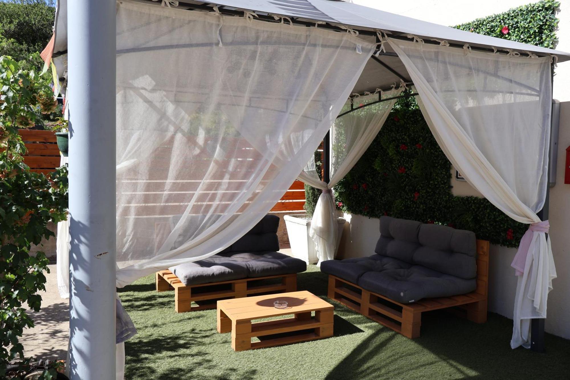 Hotel Le Vanseen Les Vans Bagian luar foto