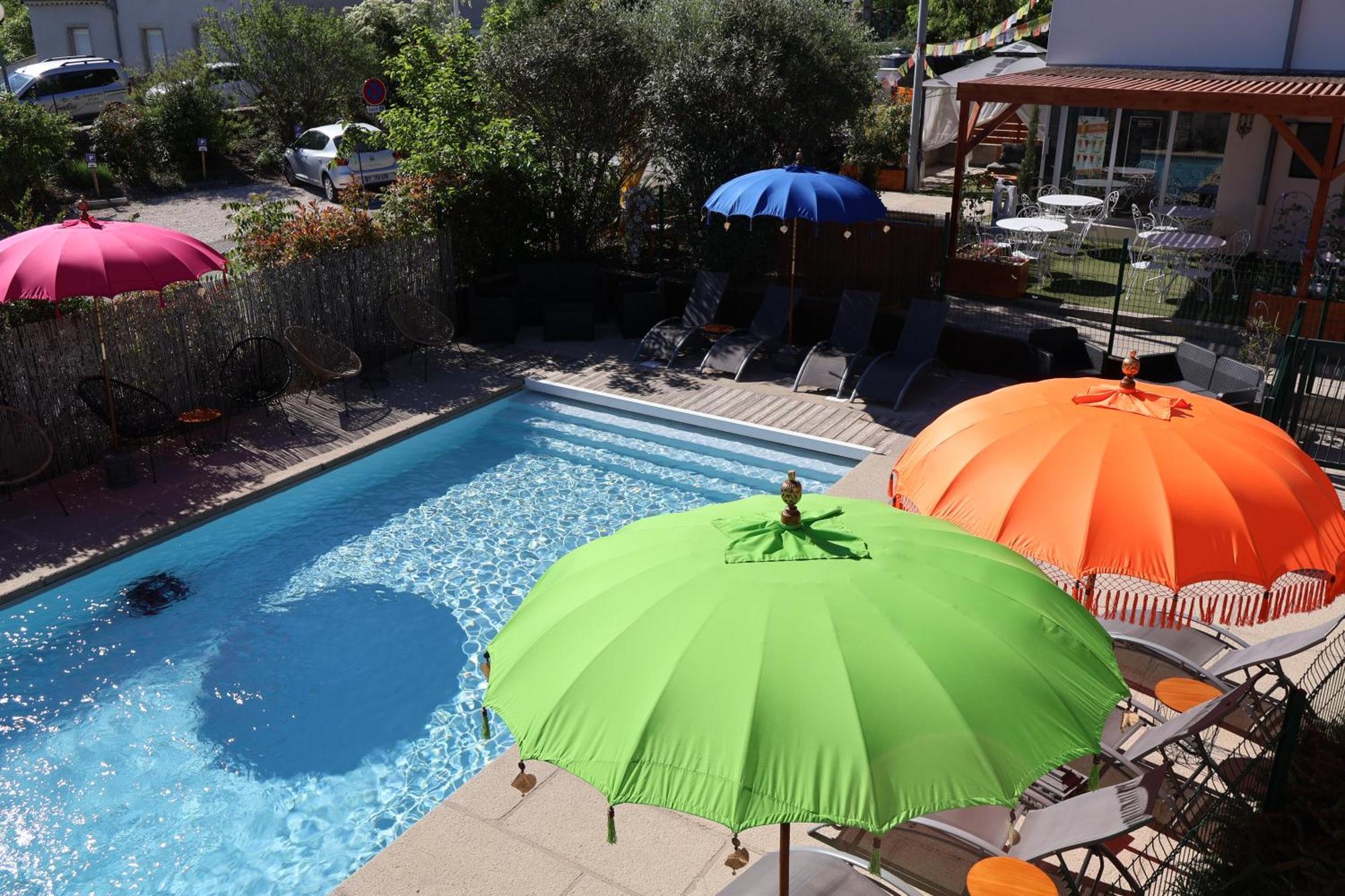 Hotel Le Vanseen Les Vans Bagian luar foto