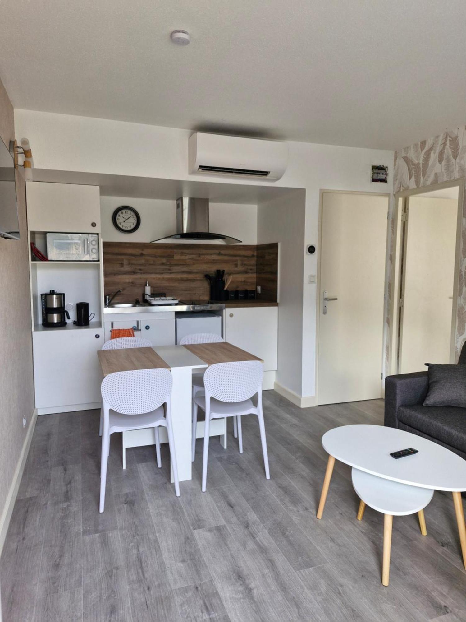 Hotel Le Vanseen Les Vans Bagian luar foto