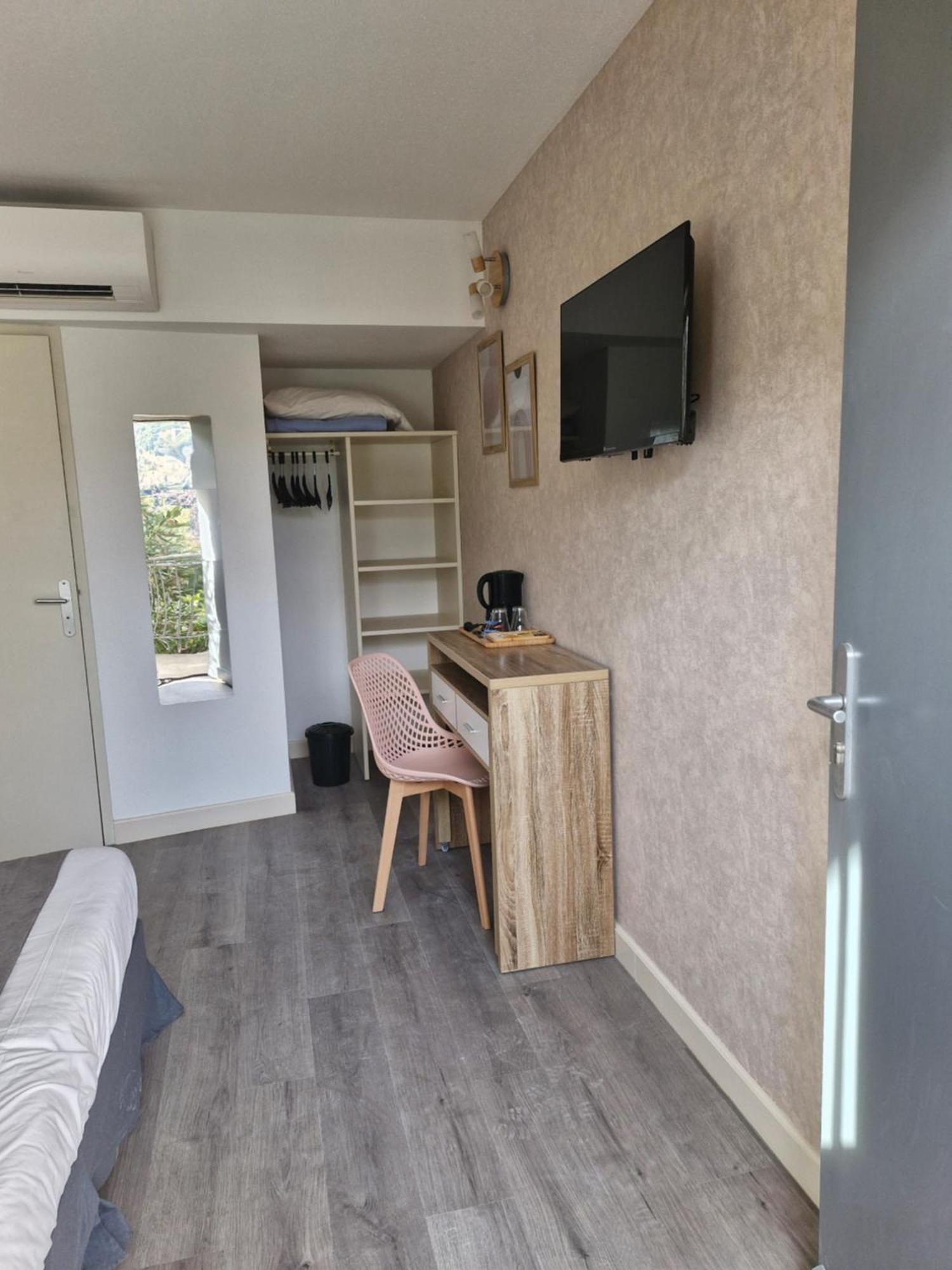 Hotel Le Vanseen Les Vans Bagian luar foto