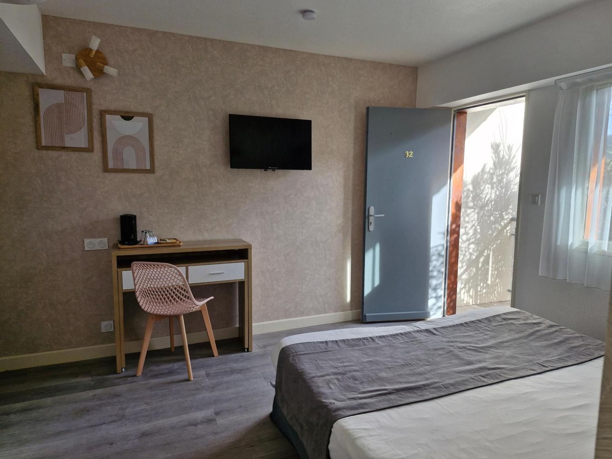Hotel Le Vanseen Les Vans Bagian luar foto