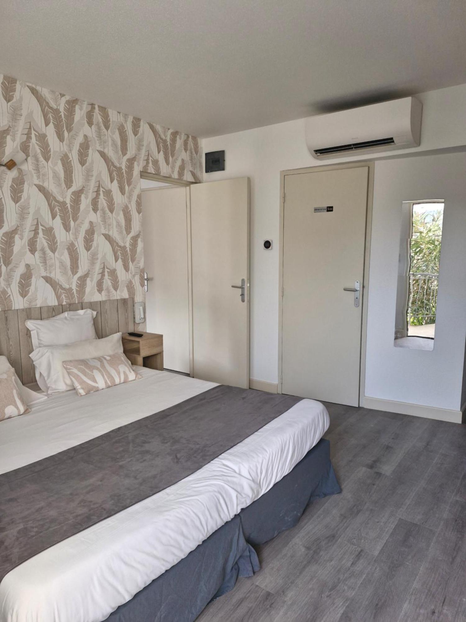Hotel Le Vanseen Les Vans Bagian luar foto